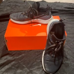 [AJ7833-044] Nike Free TR 8 Mtlc Black/Metallic-Navy Women's Size 8